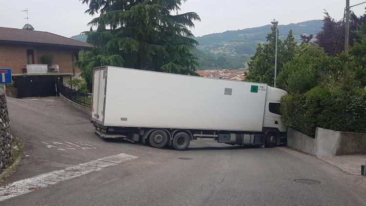 Il camion bloccato in via Cisalpina (foto Facebook Città di Arzignano)