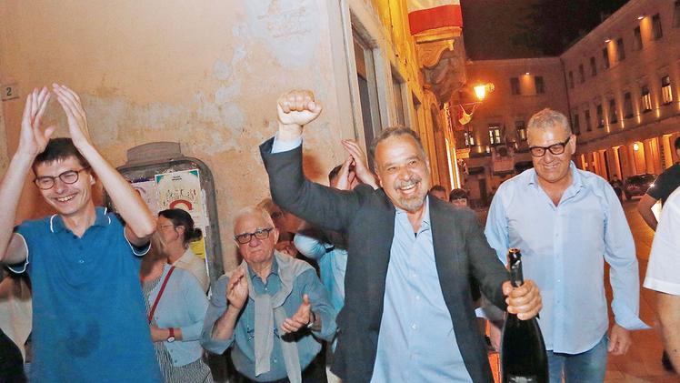 Giancarlo  Acerbi, al centro, festeggia in piazza davanti al municipio la vittoria al ballottaggio.  FOTO  CISCATO