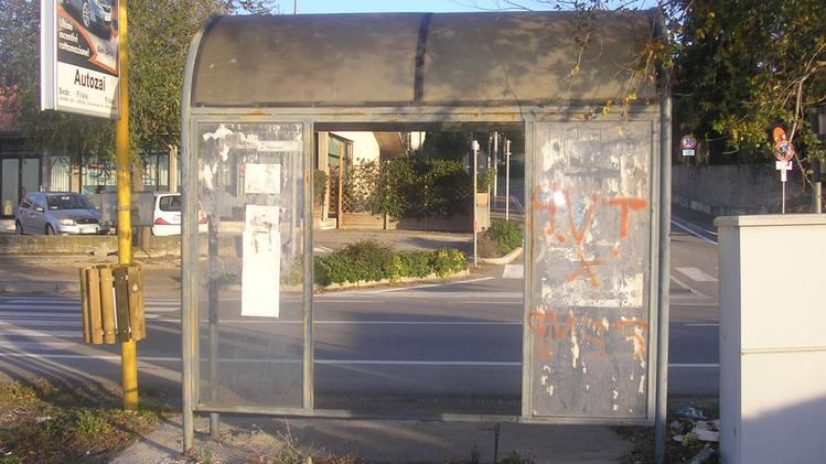 Una pensilina alla fermata dell'autobus (FOTO ARCHIVIO)