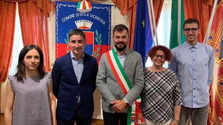 Il sindaco Francesco Enrico Gonzo con i nuovi assessori