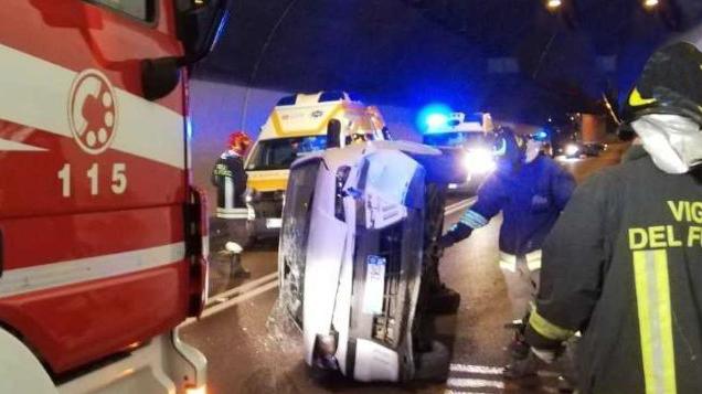 L’auto ribaltata all’interno del tunnel Schio-Valdagno: è il secondo incidente in poco più di due mesi