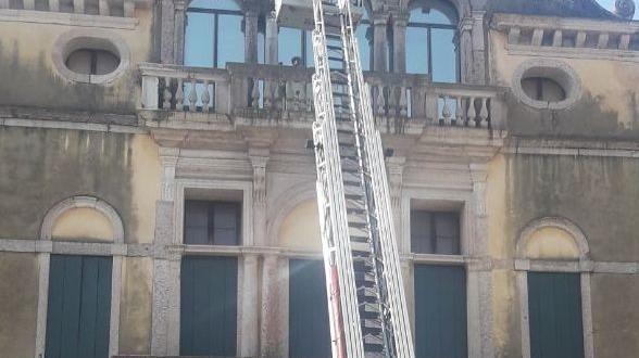L’intervento dei pompieri con l’autoscala giunta da Vicenza FOTO VVFF
