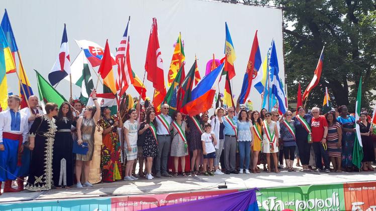 Alla decima edizione dell’evento erano rappresentate 44 nazioniDanze da tutto il mondo alla Festa dei Popoli.  FOTOSERVIZIO  CISCATOLe bandiere delle nazioni e le fasce tricolori dei sindaci sul palco