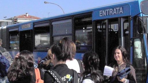 Alcuni studenti in attesa a una fermata dell’autobus.  FOTO ARCHIVIO