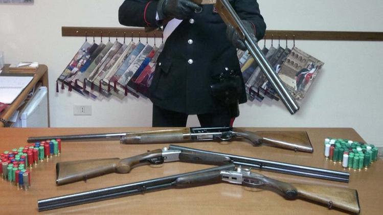 Sequestro di fucili da parte dei carabinieri. ARCHIVIO