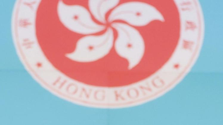 Una donna sistema alcuni striscioni di protesta contro la legge sull’estradizione in Cina davanti alla sede del governo di Hong Kong. Le proteste continuano anche dopo la sospensione della proposta da parte di Carrie Lam. EPA/ROMAN PILIPEY La governatrice Carrie Lam esclude le dimissioni. ANSA/AP/KIN CHEUNG