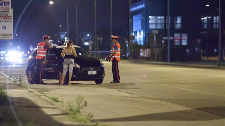 Le prostitute sono tornate lungo la regionale 11 (FOTO ARCHIVIO)