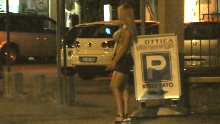 Il Comune ha annunciato il giro di vite contro la prostituzione lungo i marciapiedi della città. ARCHIVIO