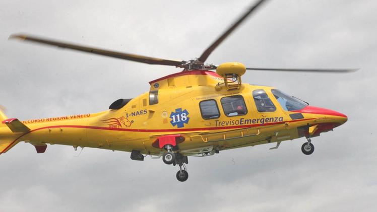 L’elicottero di “Treviso Emergenza” durante un intervento