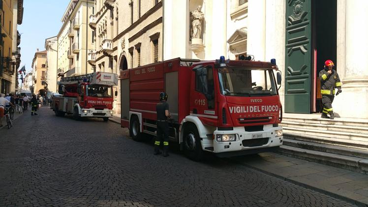 L'intervento dei vigili del fuoco in corso Palladio. COLORFOTO
