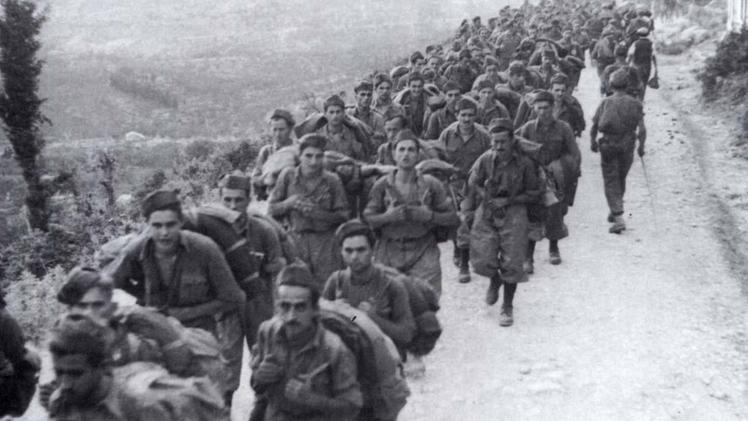 La colonna dei  soldati della Divisione Acqui dopo l’armistizio dell’8 settembre 1943