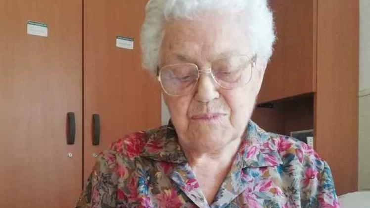 La rammendatrice Bertilla Zattera, 93 anni, lavora ancora a maglia.  VE.MO.