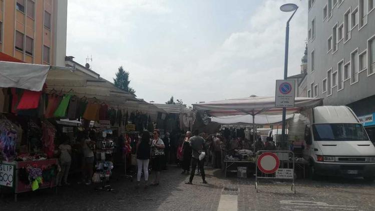 Alcuni banchi degli ambulanti nella zona del mercato in piazza del Campanile.  FOTO MOLINARI