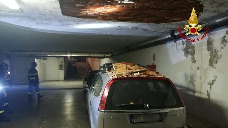 Il soffitto del garage è crollato su un'auto posteggiata