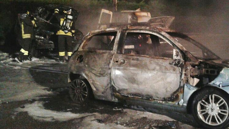 Una vettura danneggiata dalle fiamme. (FOTO ARCHIVIO)