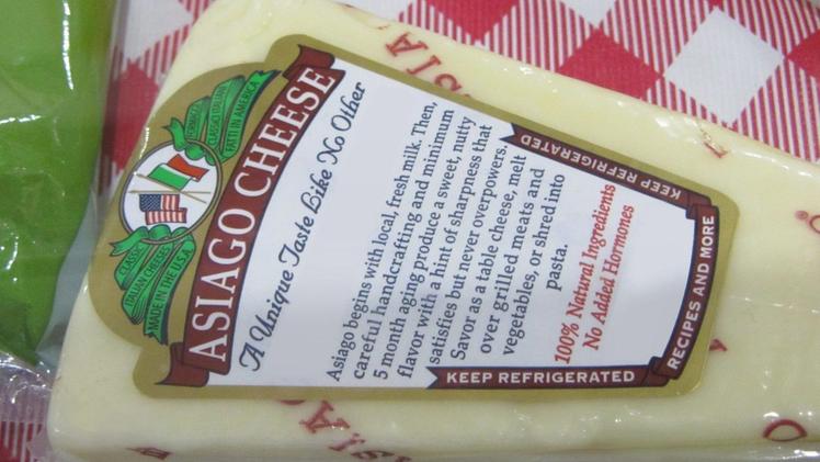 Una confezione di formaggio Asiago contraffatto