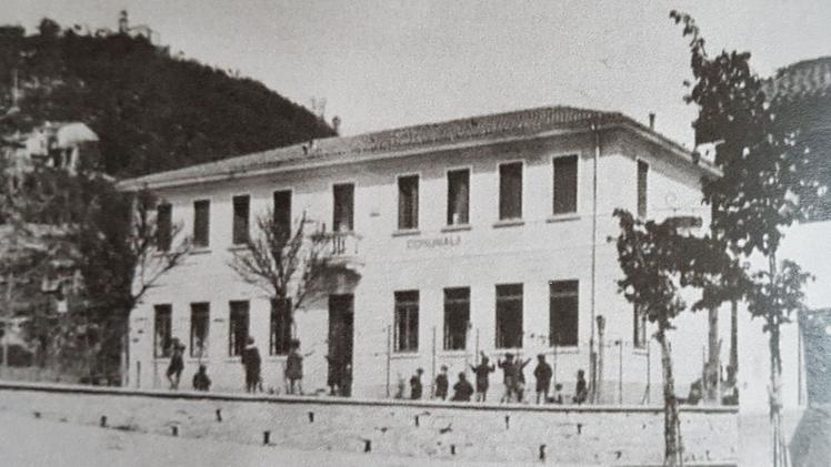 Una vecchia immagine della scuola di Valle. CARIOLATO