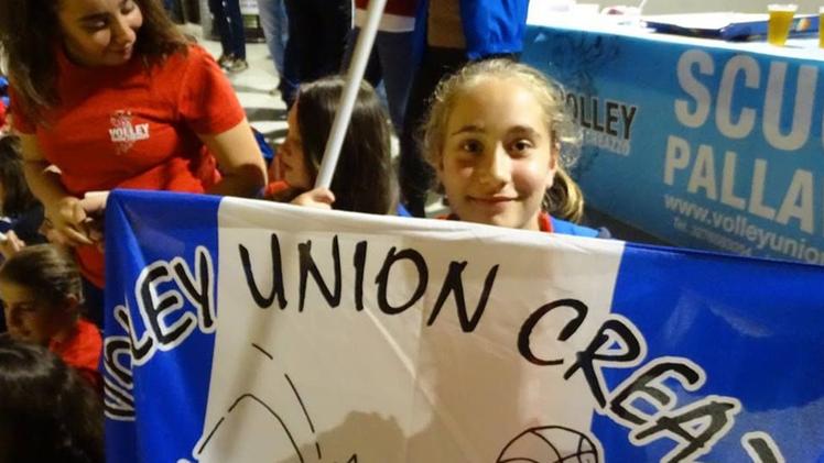 Le ragazze del Volley Union Creazzo mentre festeggiavano la promozione in serie C. BRUNGiovane atleta con la bandiera simbolo di attaccamento alla squadra