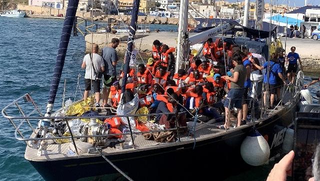 Il veliero Alex al porto di Lampedusa