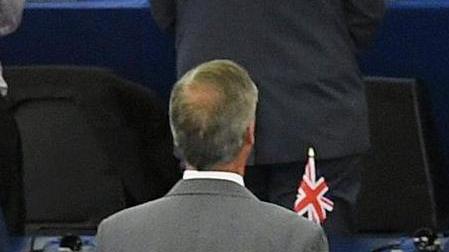 Boris Johnson, candidato alla guida del partito conservatore, mentre visita uno stabilimento della Bae System a Govan, nei pressi di Glasgow. È lui il favorito a raccogliere il testimone lasciato cadere da Theresa May. ROBERT PERRY/POOL VIA AP Nigel Farage volta le spalle durante l’inno europeo. EPA/PATRICK SEEGER