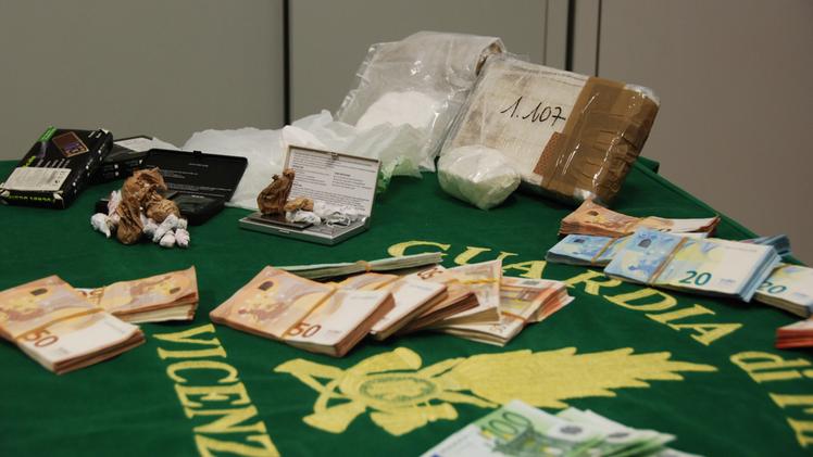 La cocaina e il denaro sequestrato