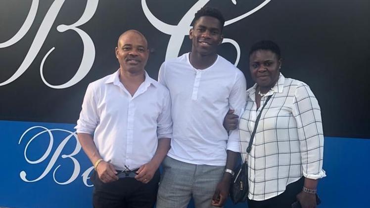 Il difensore del Paddo di Riva, Caleb Okoli, con i genitori