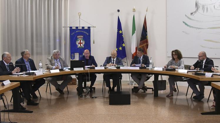 Uno scorcio dell’aula municipale durante la discussione del primo consiglio comunale. FOTO ANTONIO TROGULa rotatoria del cavallo di Alte simbolo del quartiere di Montecchio