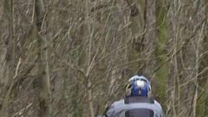 Un sentiero solcato dalle moto: un mulo dell’associazione “Ciuchinando” fatica a percorrerlo.  MOLINARIUna moto in un bosco.  ARCHIVIO