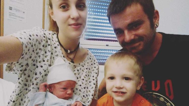 Un selfie della famiglia Tessari con il neonato Mattias.  BUSATO