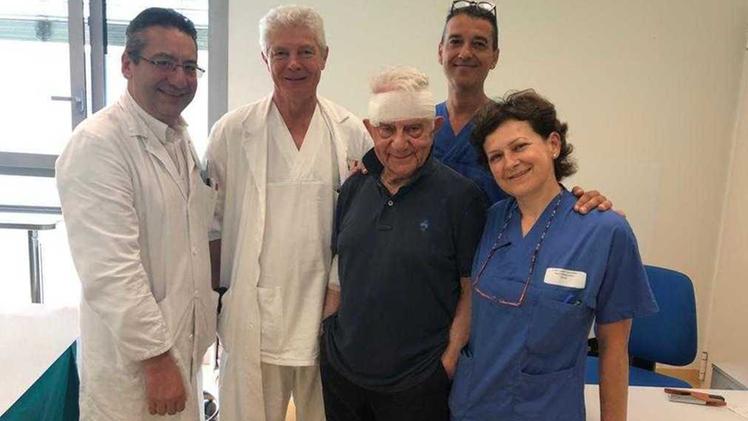 Don Antonio Mazzi con l’equipe medica che lo ha seguito all’ospedale Alto vicentino.  MA.CA.