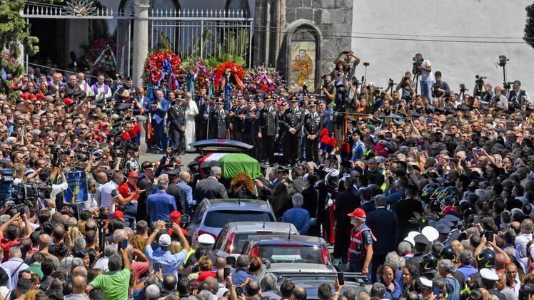 La folla ai funerali del vice brigadiere dei carabinieri Mario Cerciello Rega