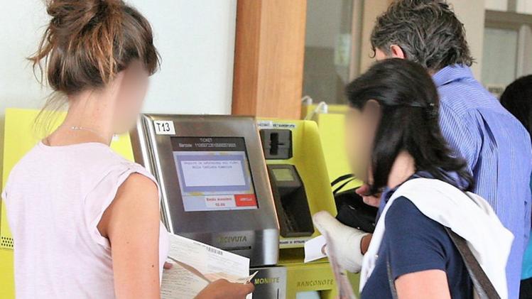 Utenti impegnati nel pagamento del ticket all’ospedal San Bassiano FOTO  CECCON