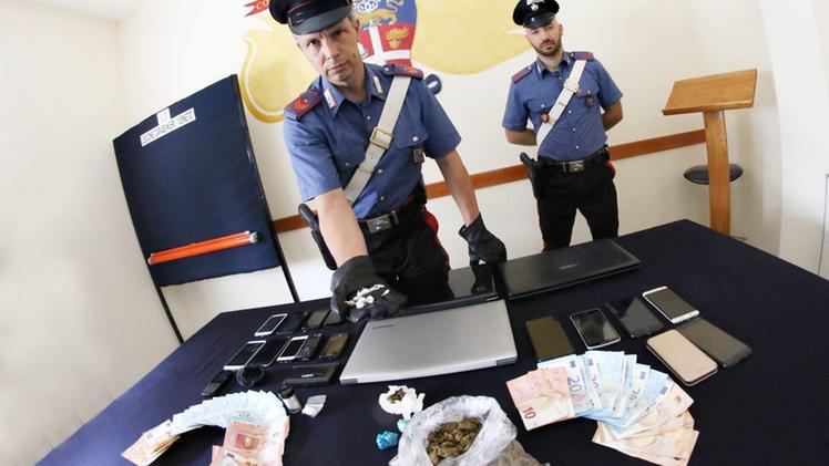 La droga e il materiale sequestrato dai carabinieri di Schio. FOTO CISCATO