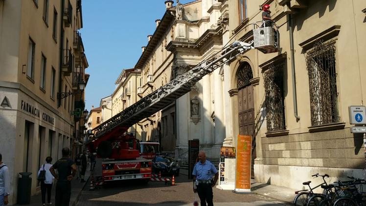 L'intervento dei vigili del fuoco in corso Palladio. FOTO COLORFOTO