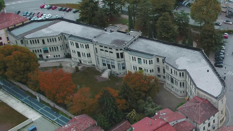 Una veduta aerea della scuola Mazzini in piazzale Trento. FOTO CECCON