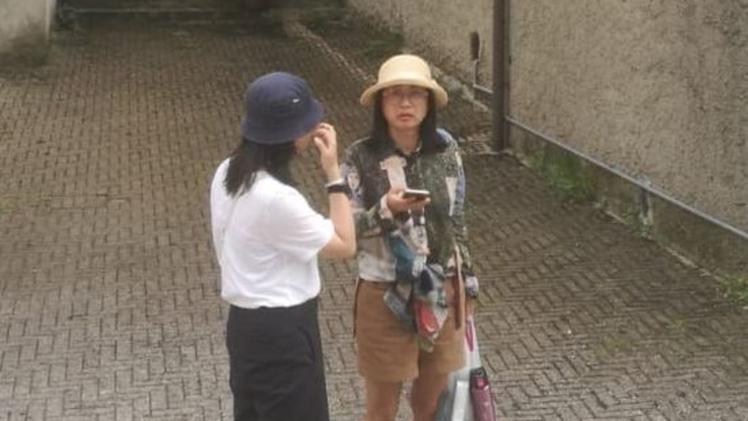 Le due turiste cinesi, disorientate, a San Marino di Valbrenta