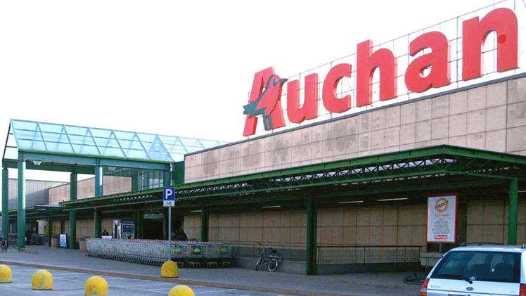Il supermercato Auchan di strada Cattane (Foto Archivio)