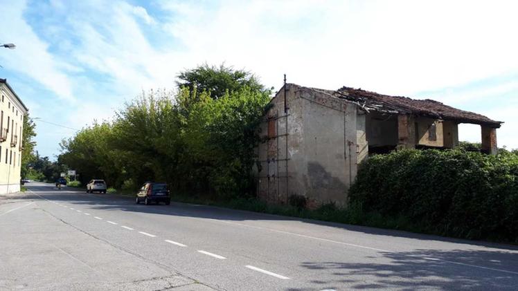 Una casa diroccata lungo la strada Marosticana