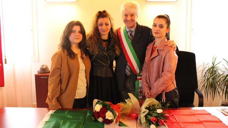 Oneda con le due figlie e il sindaco
