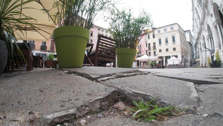 La pavimentazione di Piazza delle Erbe sta "lievitando". (COLORFOTO)