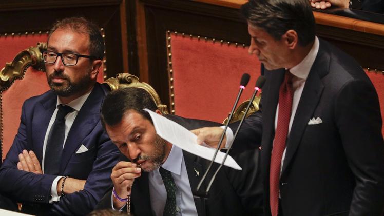 Matteo Salvini bacia il rosario durante il discorso di Conte