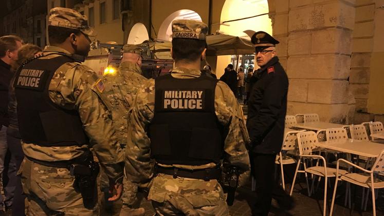 Agenti e militari durante i controlli notturni in centro (Foto Archivio)