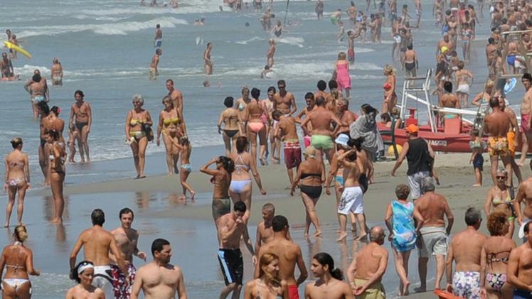 I turisti  lungo le spiagge venete: quest’anno sono in calo