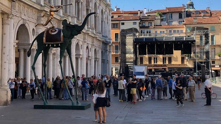 L'Elefante del trionfo in piazza dei Signori (Fotogallery Meneghini&Associati)