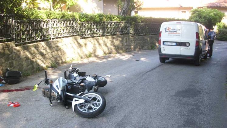 La moto Honda e il Fiat Doblò dopo lo schianto