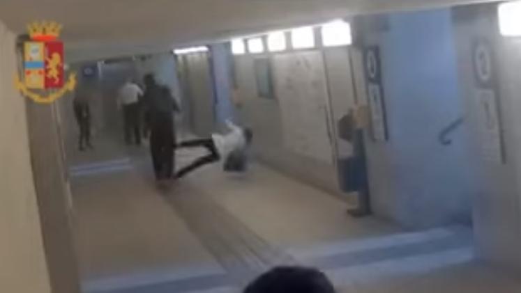 Un frame del video dell'aggressione