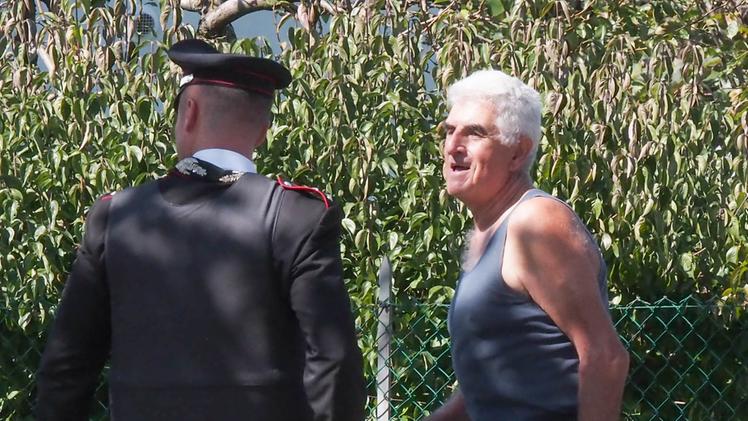 L’intervento delle forze dell’ordine in via   Monte Grappa a Costabissara dove erano stati segnalati colpi di arma da fuocoDanilo De Corinti, 73 anni, parla con un carabiniere