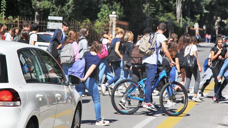 Studenti attraversano la trafficata via Parolini dopo l’uscita da scuola. CECCON 