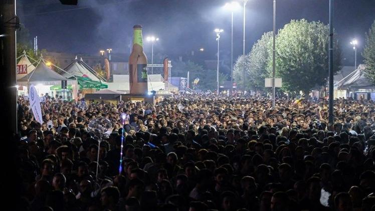 La folla nell’ultima serata della Fiera del Soco proprio nei momenti in cui un gruppo di visitatori ha registrato bruciori agli occhi e alla gola