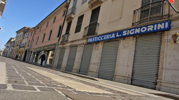Le veneziane abbassate della Salumeria Trieste: il negozio è chiusoI locali dell’ex pasticceria Signorini : presto una gioielleria. CISCATO